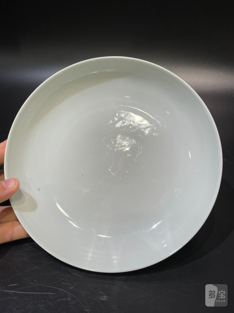 清康熙 白釉暗刻龙纹盘 - 图3
